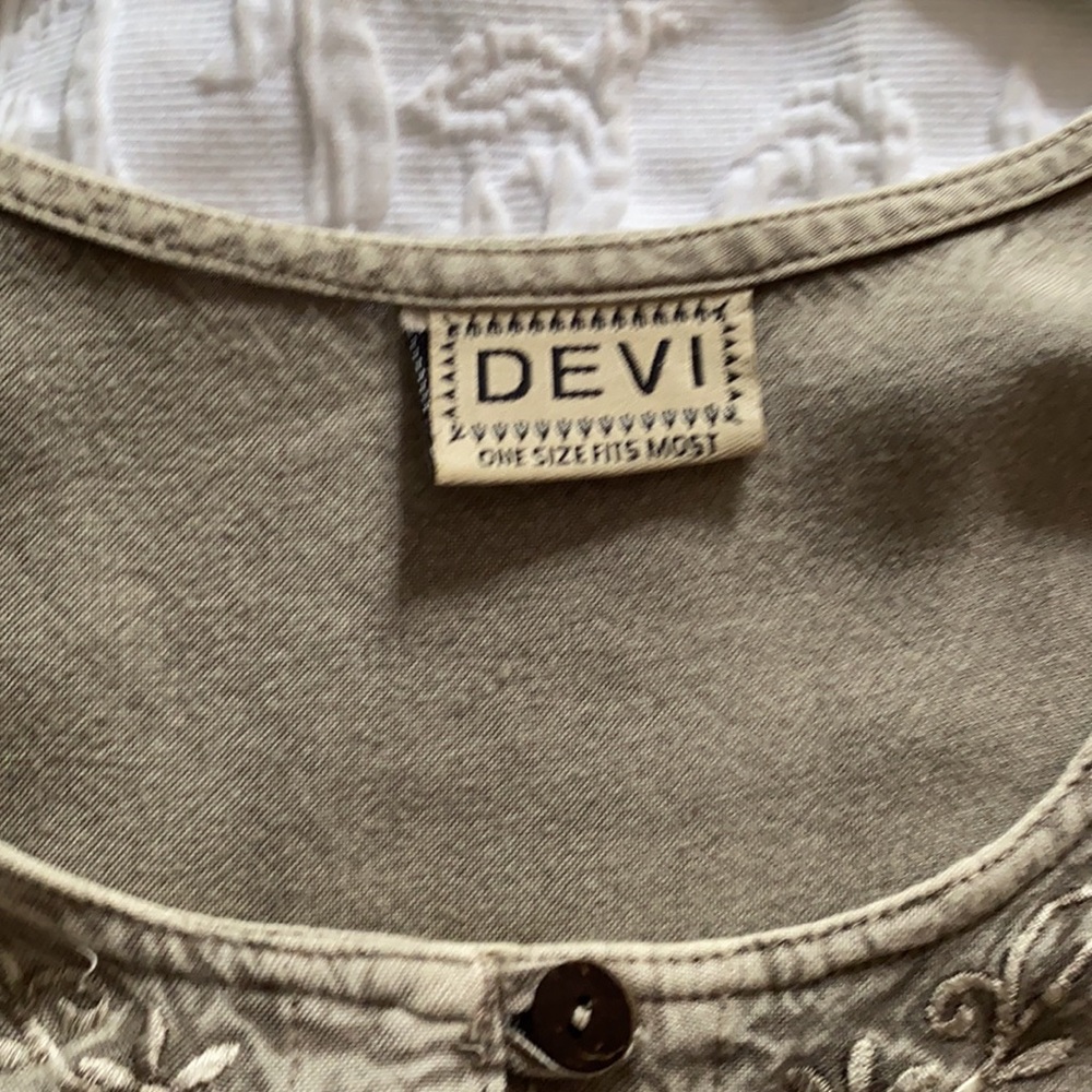 Devi One-Size-Fits-Most Button Top - Picture 2 of 4